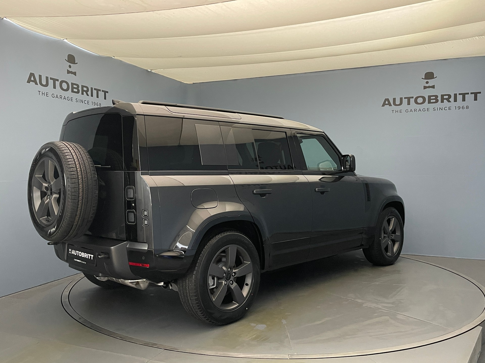 LAND ROVER Defender 110 2.0 P300e X-Dynamic HSE-image-3