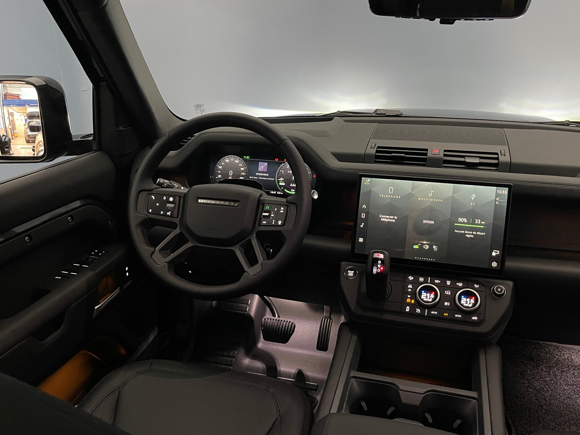 LAND ROVER Defender 110 2.0 P300e X-Dynamic HSE-image-6