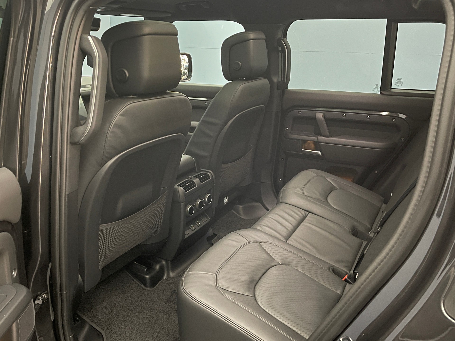 LAND ROVER Defender 110 2.0 P300e X-Dynamic HSE-image-9