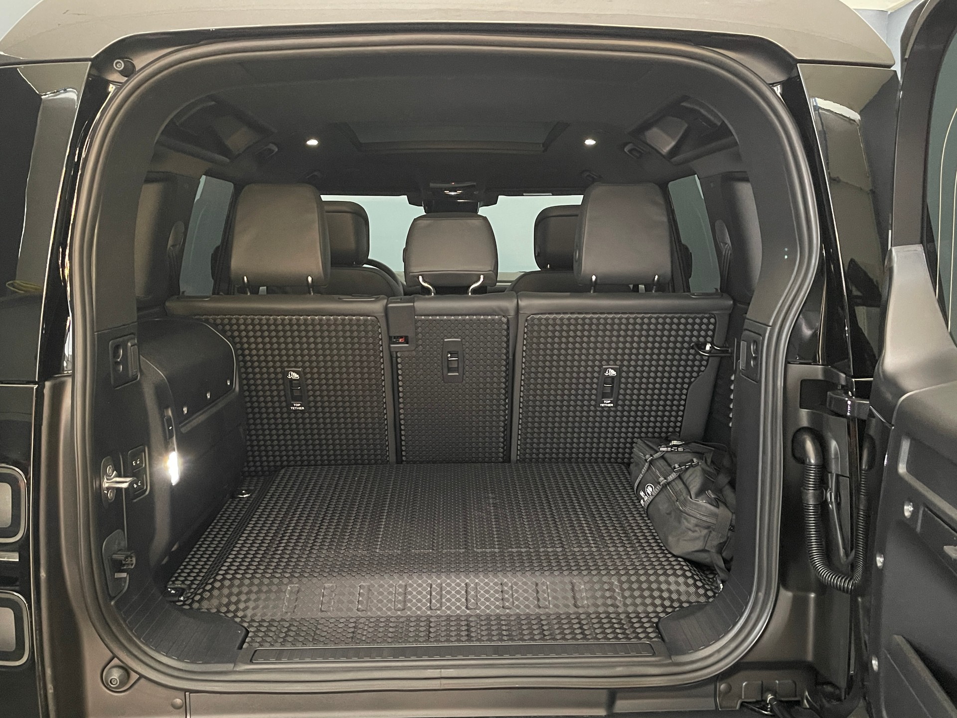 LAND ROVER Defender 110 2.0 P300e X-Dynamic HSE-image-12