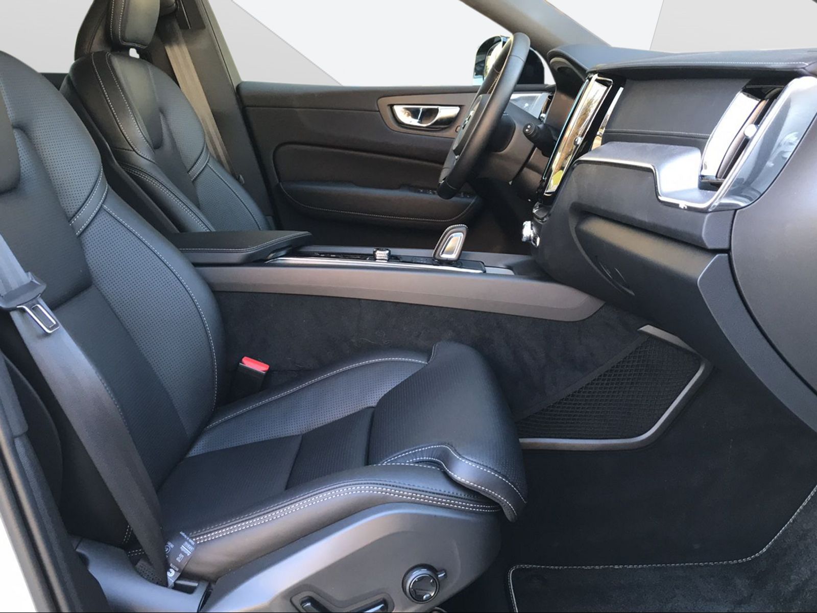 VOLVO XC60 2.0 T8 TE R-Design eAWD-image-12