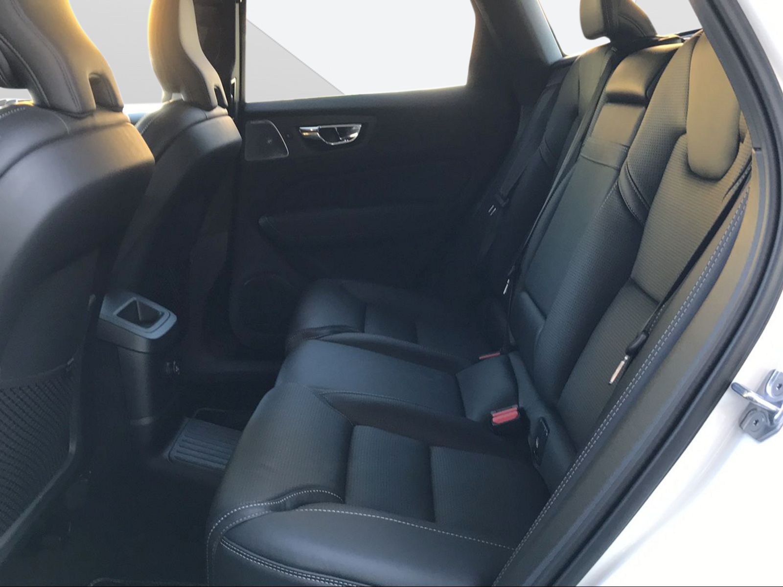 VOLVO XC60 2.0 T8 TE R-Design eAWD-image-7