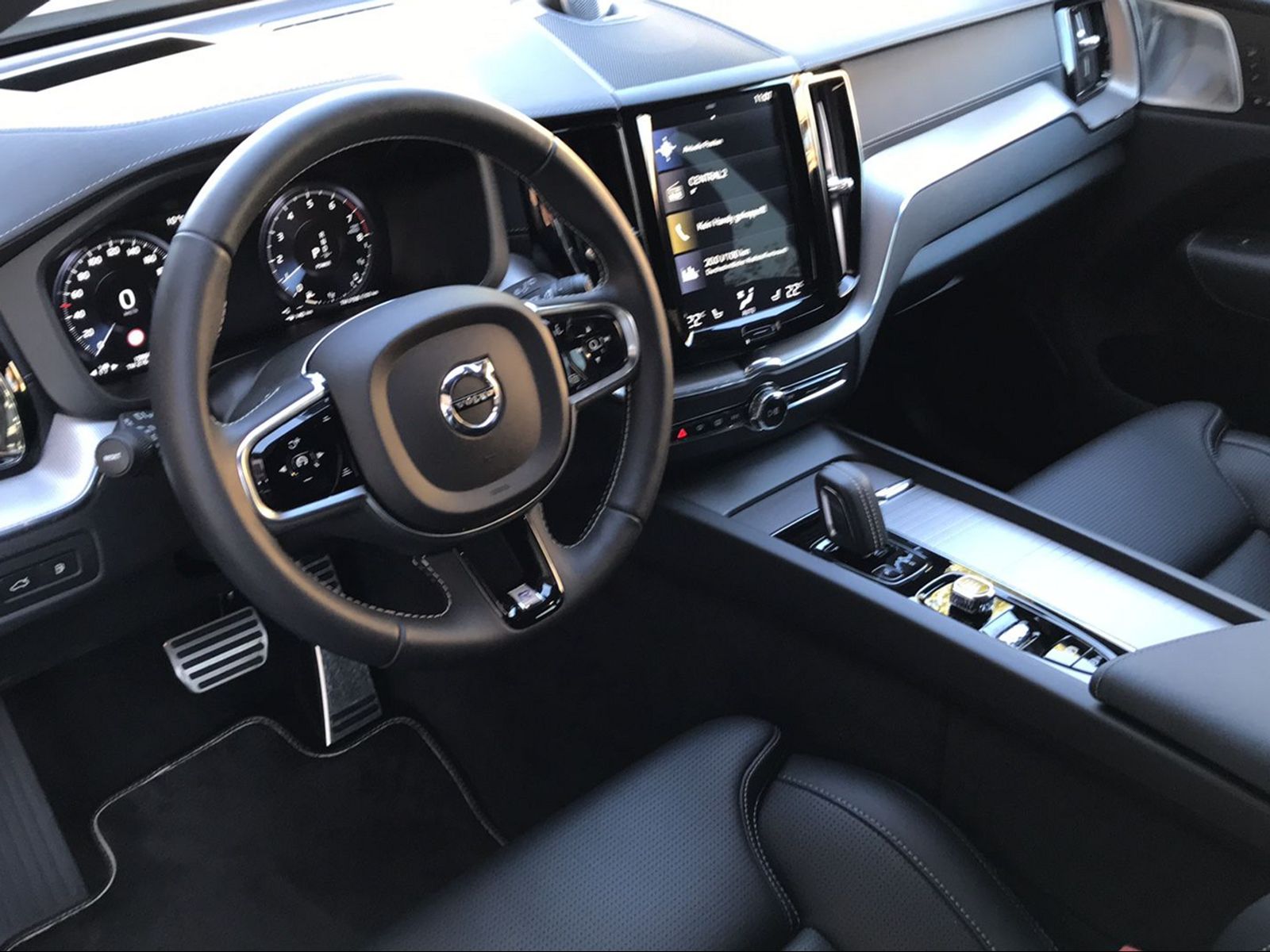 VOLVO XC60 2.0 T8 TE R-Design eAWD-image-13