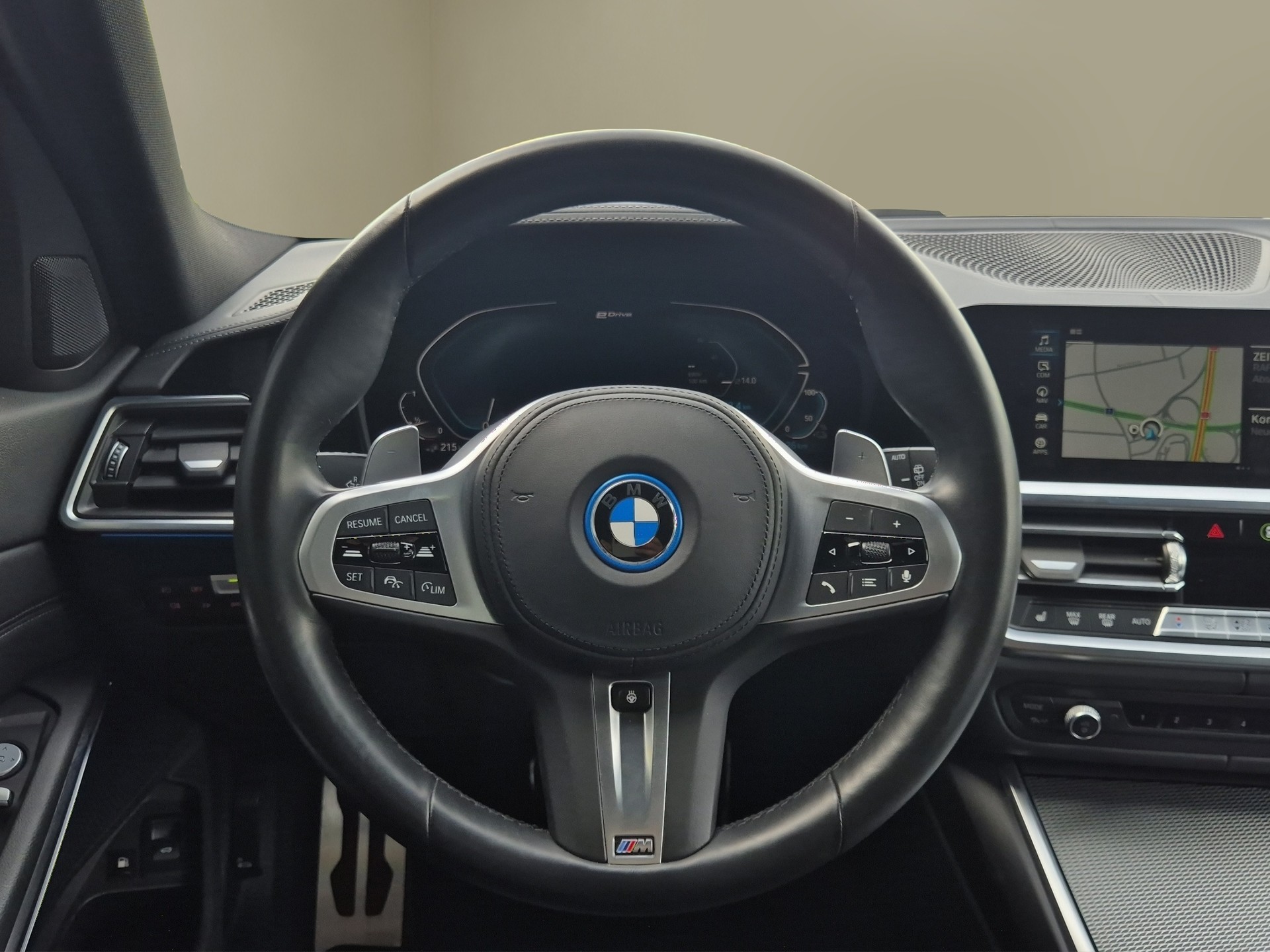 BMW 330e x DriveTouring M Sport Steptronic-image-12