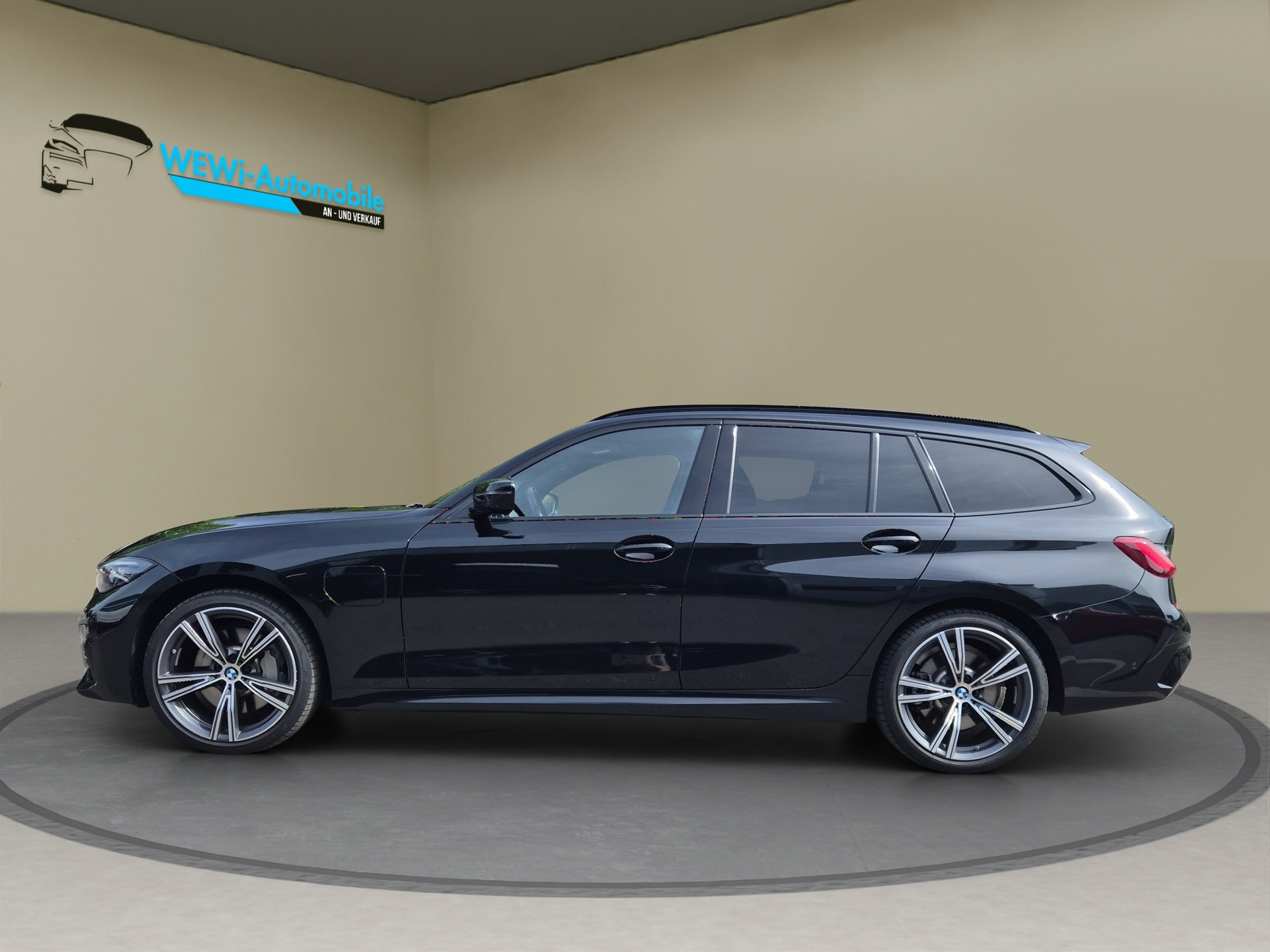 BMW 330e x DriveTouring M Sport Steptronic-image-3