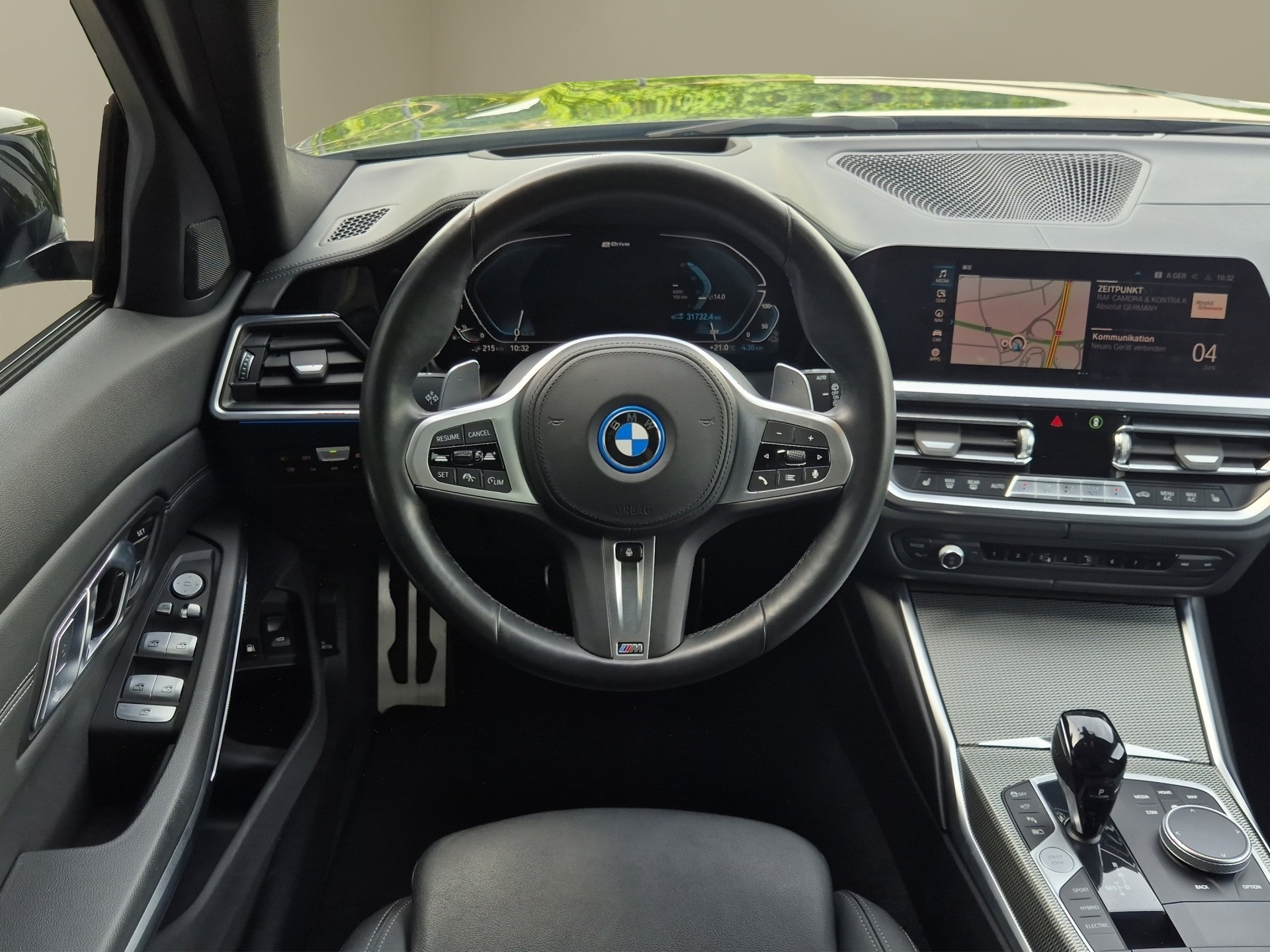 BMW 330e x DriveTouring M Sport Steptronic-image-11