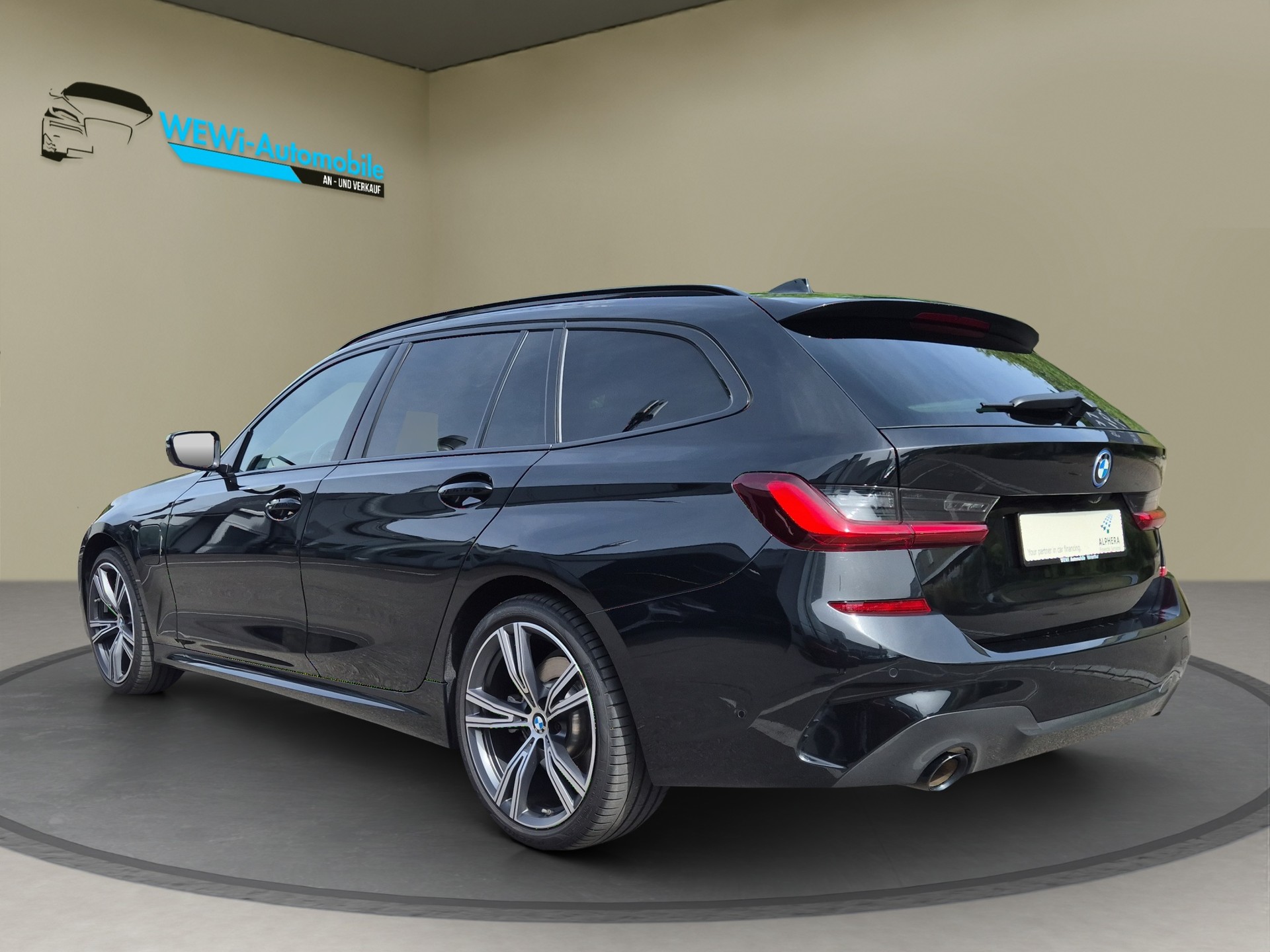 BMW 330e x DriveTouring M Sport Steptronic-image-4