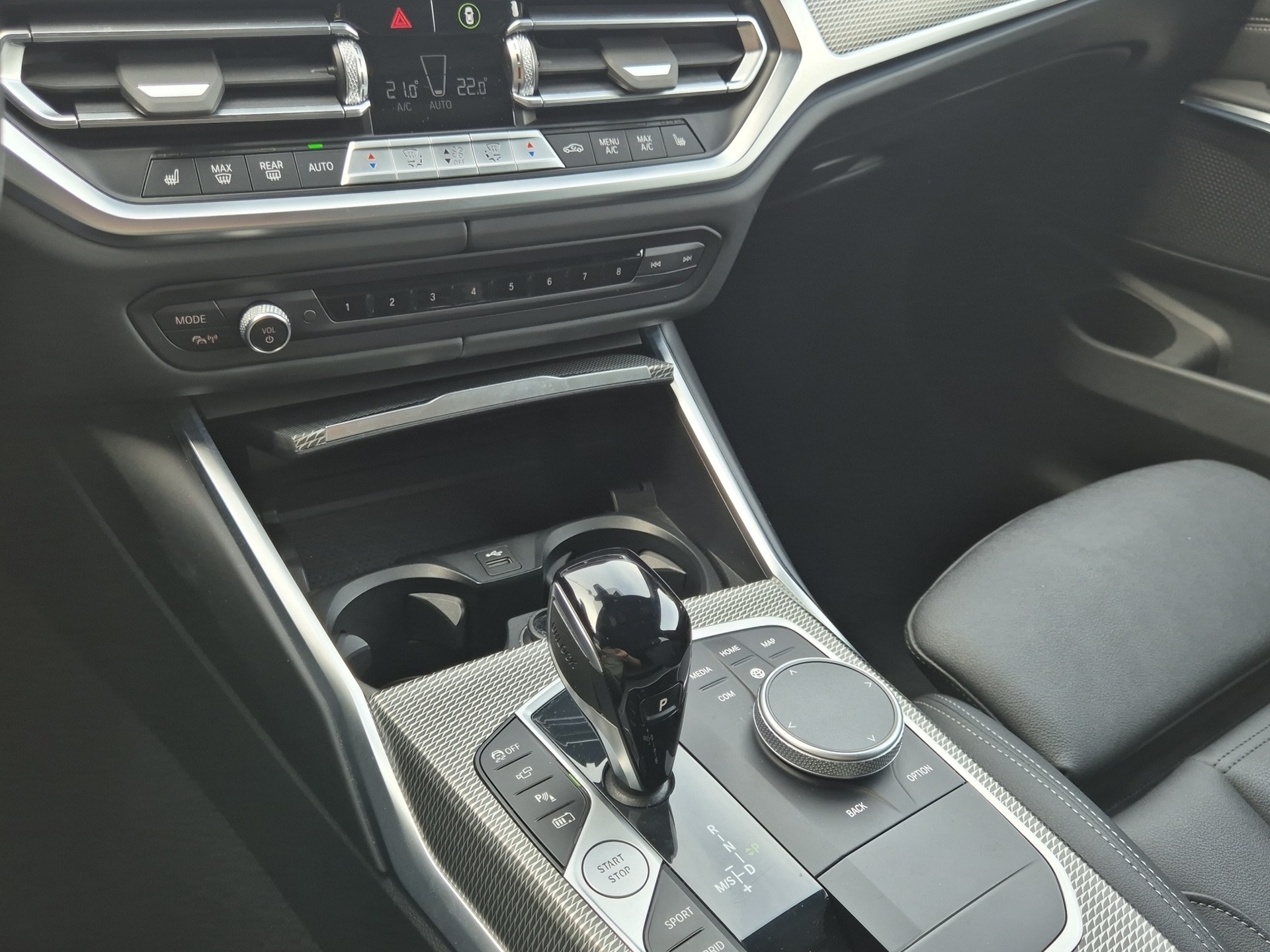 BMW 330e x DriveTouring M Sport Steptronic-image-17