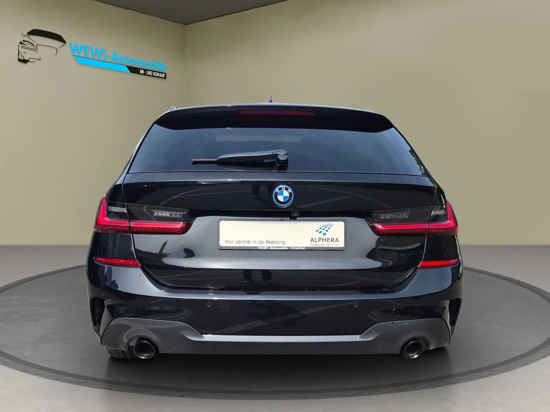 BMW 330e x DriveTouring M Sport Steptronic-image-5