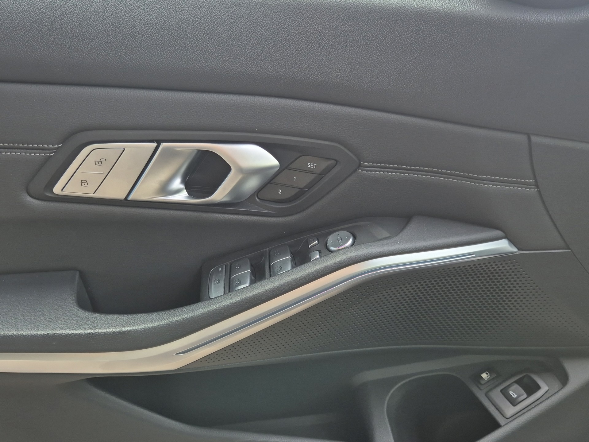BMW 330e x DriveTouring M Sport Steptronic-image-13