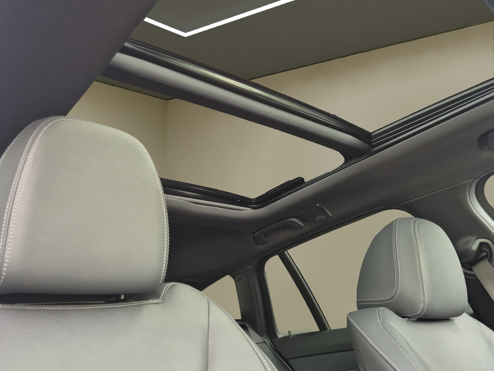 BMW 330e x DriveTouring M Sport Steptronic-image-22