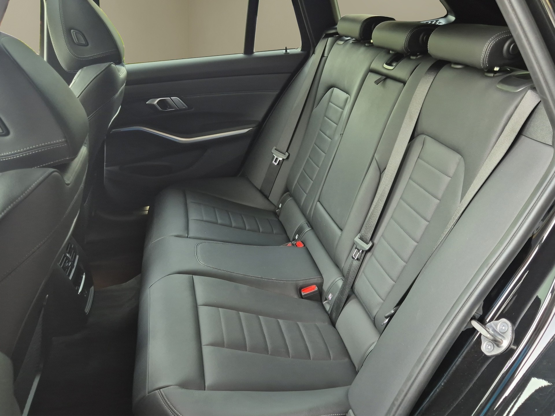 BMW 330e x DriveTouring M Sport Steptronic-image-14