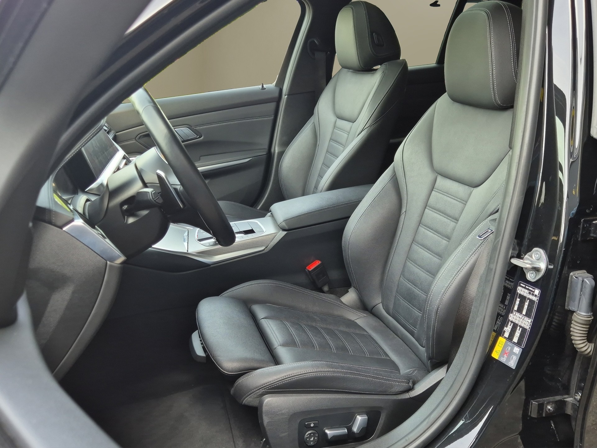 BMW 330e x DriveTouring M Sport Steptronic-image-8