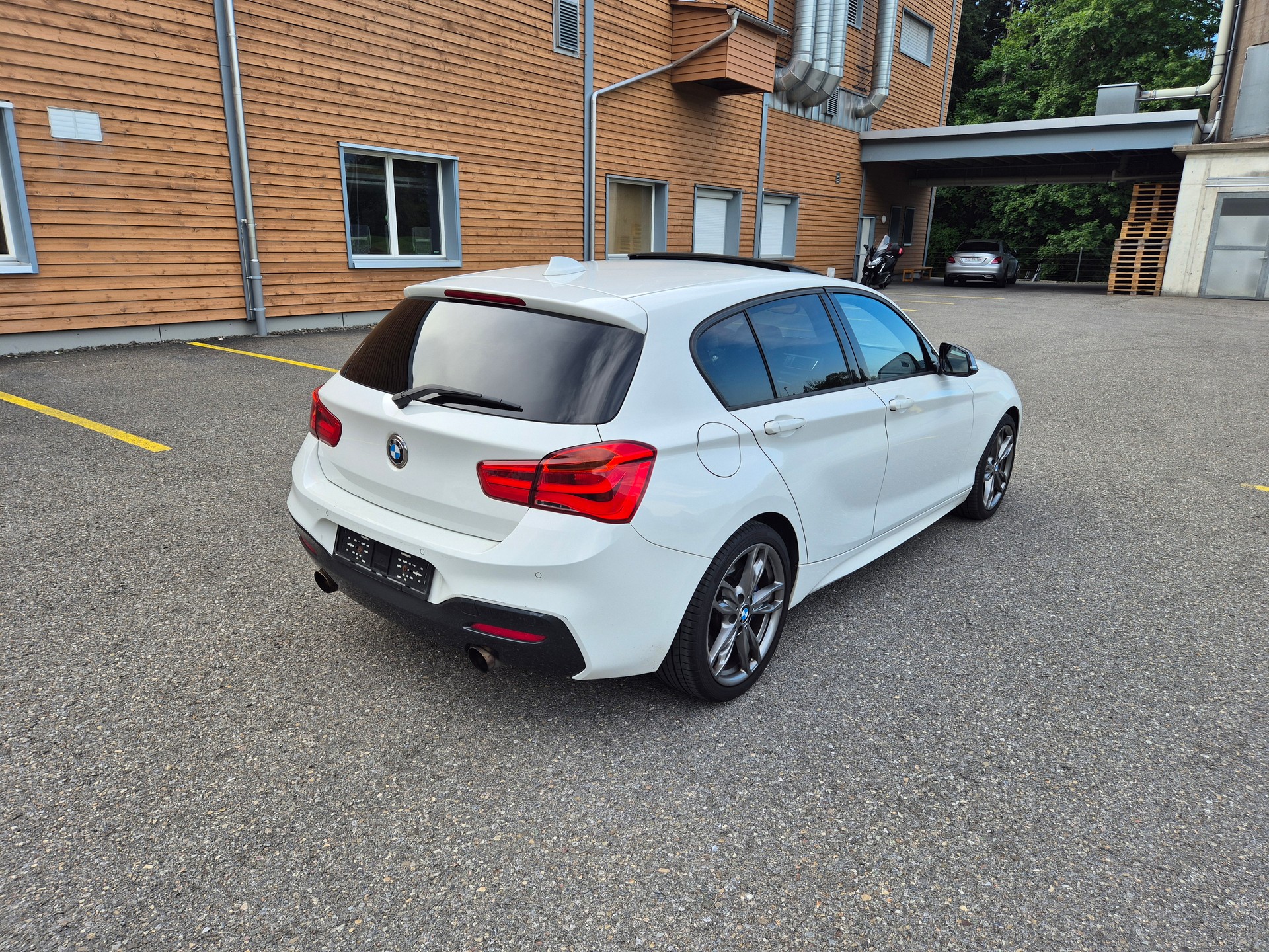 BMW M135i xDrive Steptronic-image-3