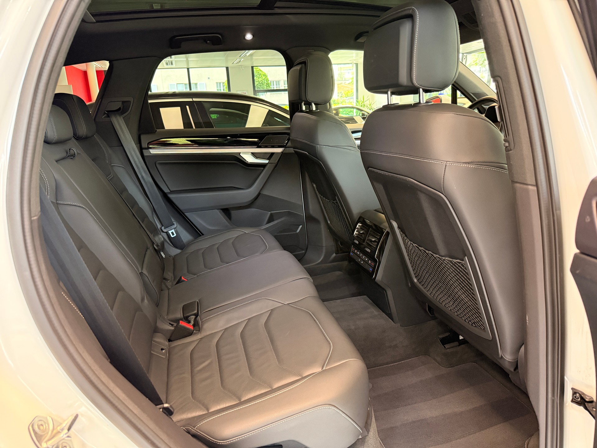 VW Touareg 3.0 V6 TDI 286 R-Line-image-11