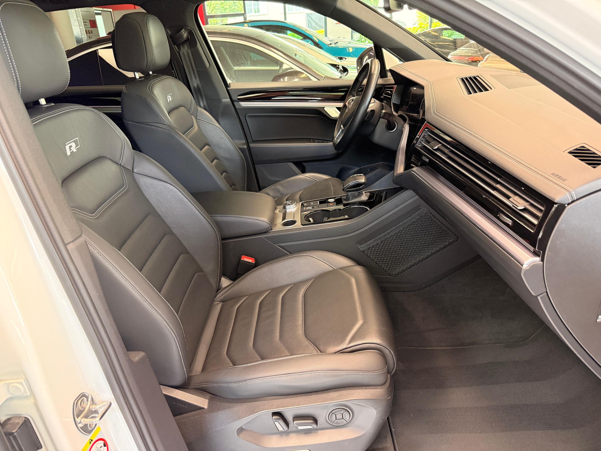 VW Touareg 3.0 V6 TDI 286 R-Line-image-9