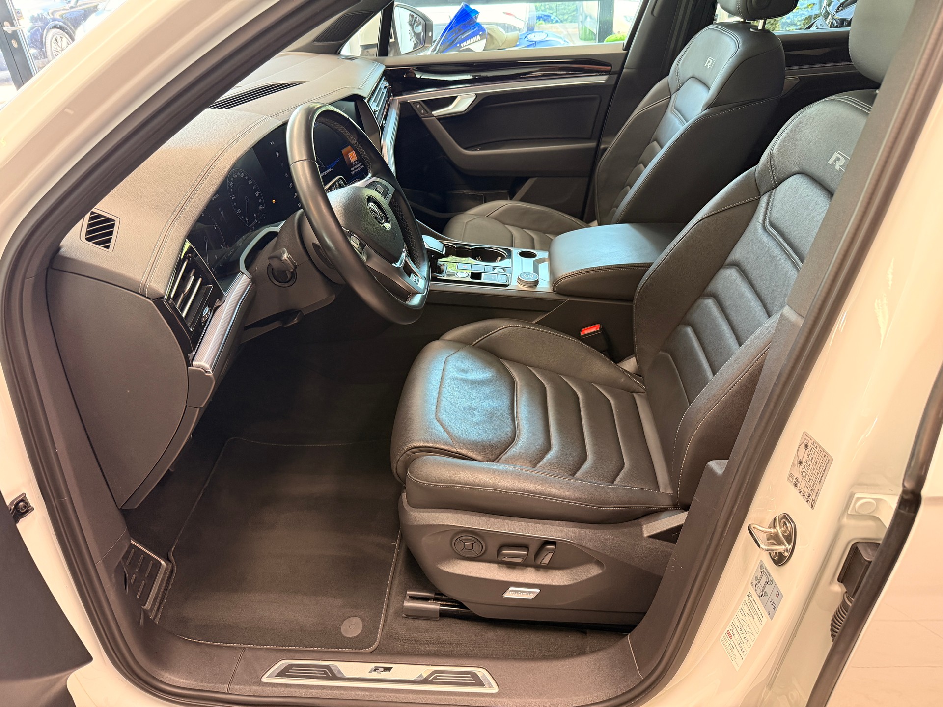 VW Touareg 3.0 V6 TDI 286 R-Line-image-3