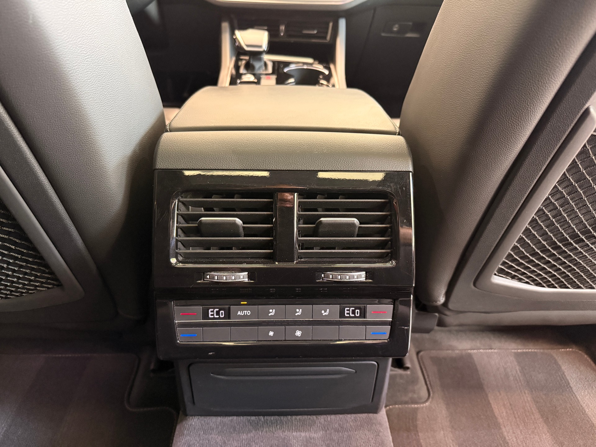 VW Touareg 3.0 V6 TDI 286 R-Line-image-12
