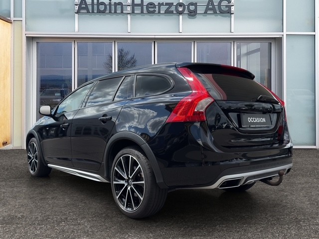VOLVO V60 Cross Country 2.4 D4 Executive AWD S/S-image-3