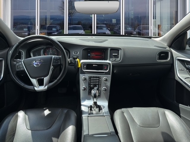 VOLVO V60 Cross Country 2.4 D4 Executive AWD S/S-image-8