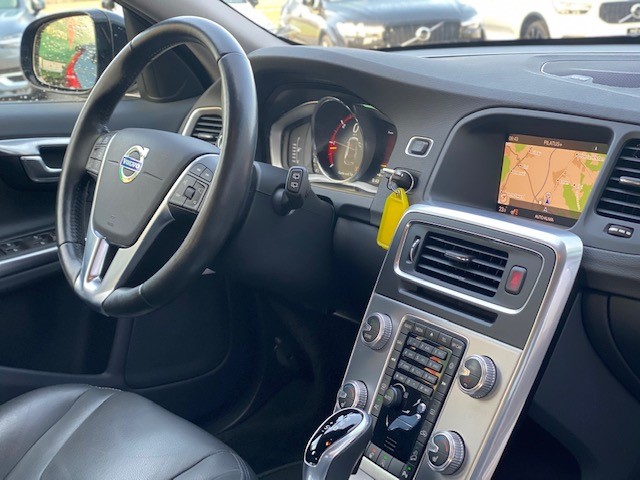 VOLVO V60 Cross Country 2.4 D4 Executive AWD S/S-image-8