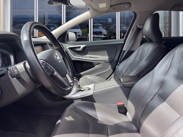 VOLVO V60 Cross Country 2.4 D4 Executive AWD S/S-image-11