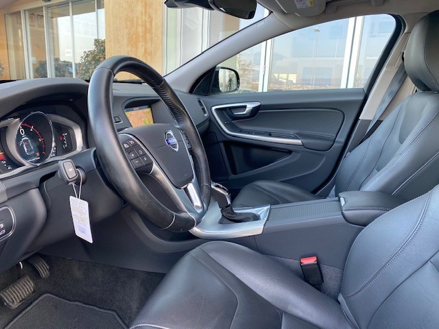 VOLVO V60 Cross Country 2.4 D4 Executive AWD S/S-image-11