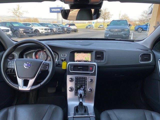 VOLVO V60 Cross Country 2.4 D4 Executive AWD S/S-image-9
