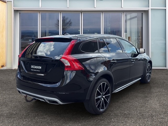 VOLVO V60 Cross Country 2.4 D4 Executive AWD S/S-image-2