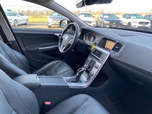 VOLVO V60 Cross Country 2.4 D4 Executive AWD S/S-image-7