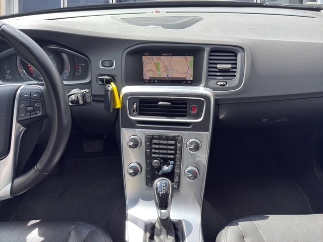 VOLVO V60 Cross Country 2.4 D4 Executive AWD S/S-image-12