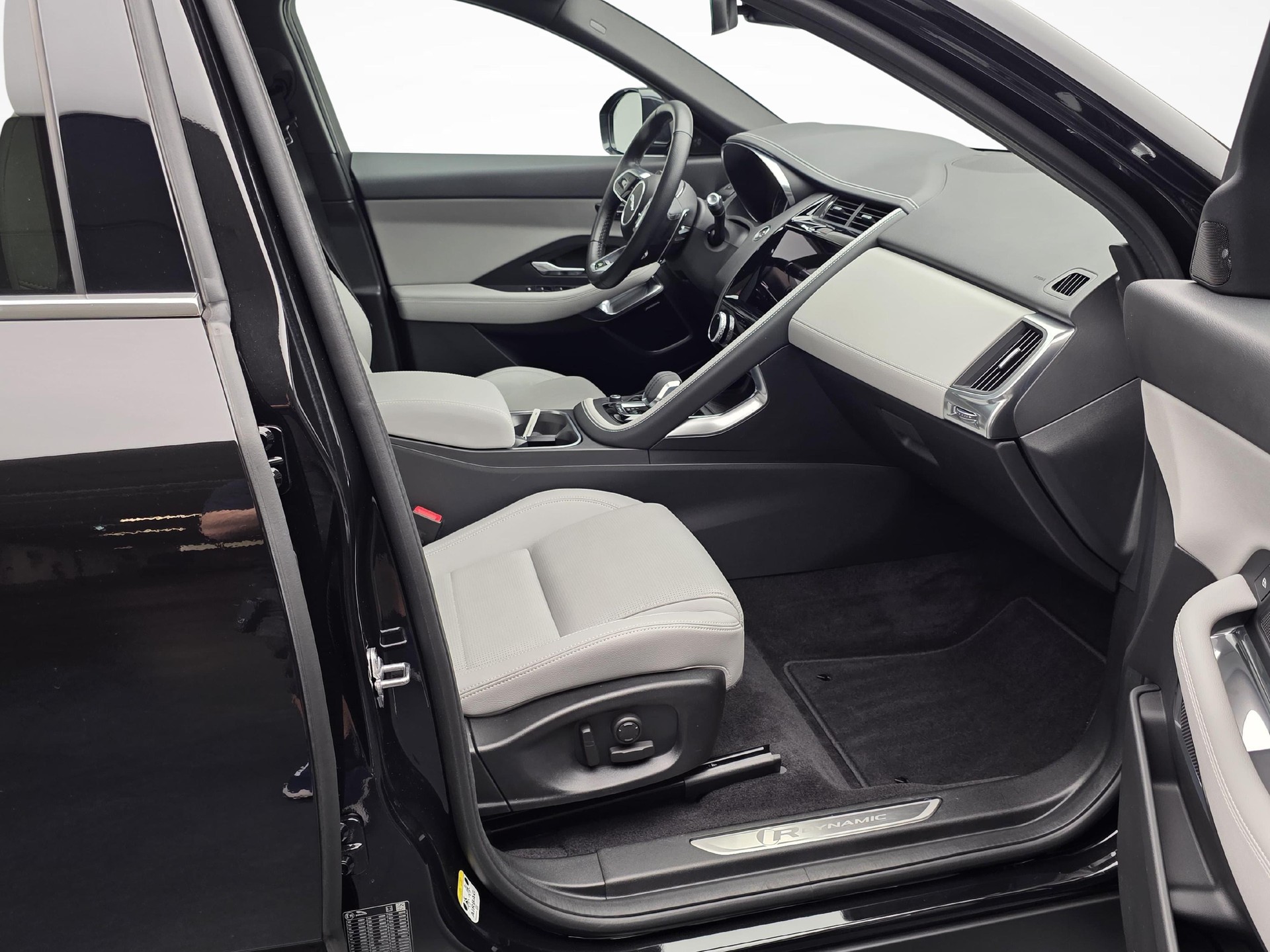 JAGUAR E-Pace 2.0 I4 250 R-Dynamic SE AWD-image-9