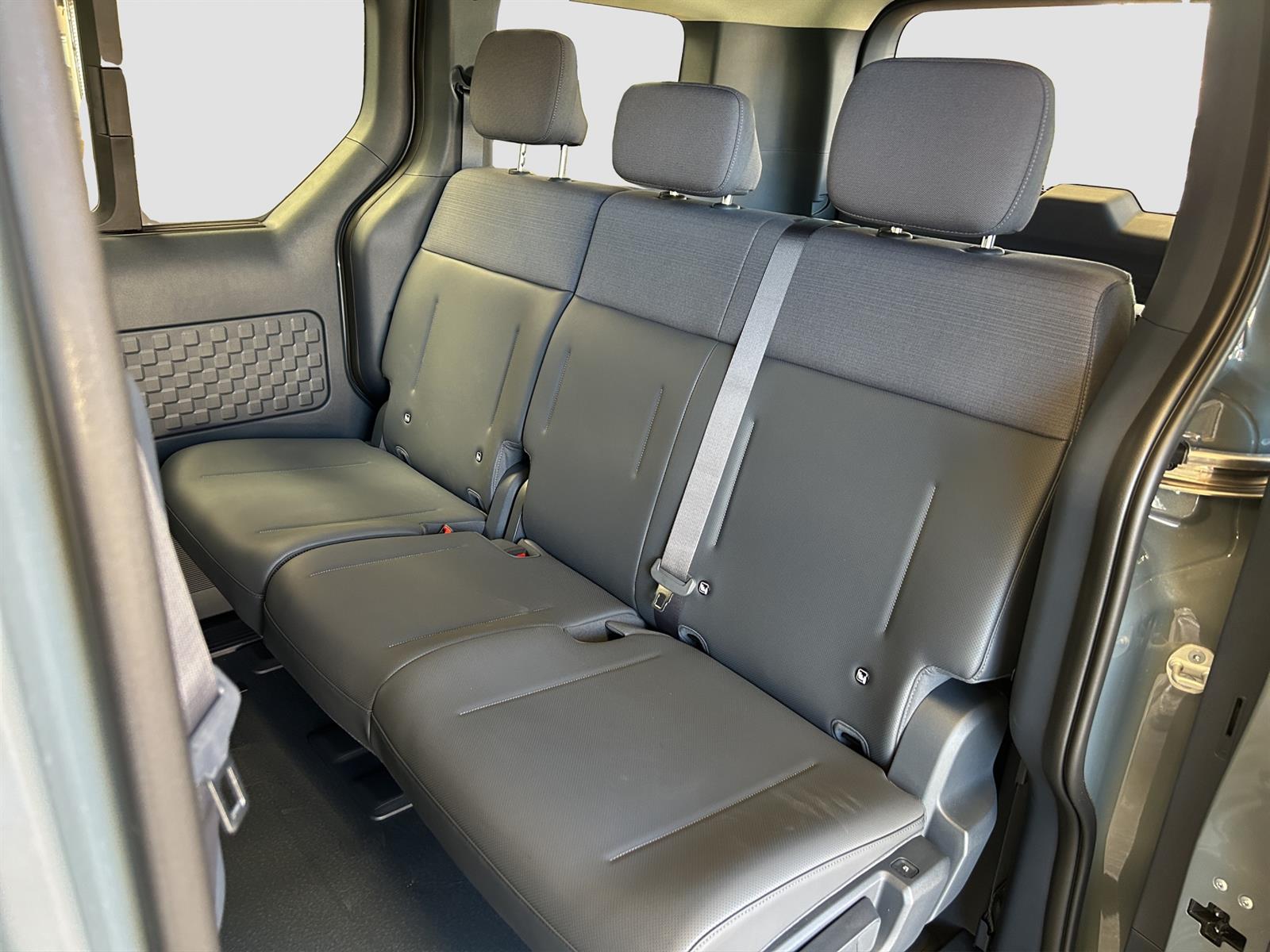 KIA PV5 Passenger 71.2 kWh Plus-image-5