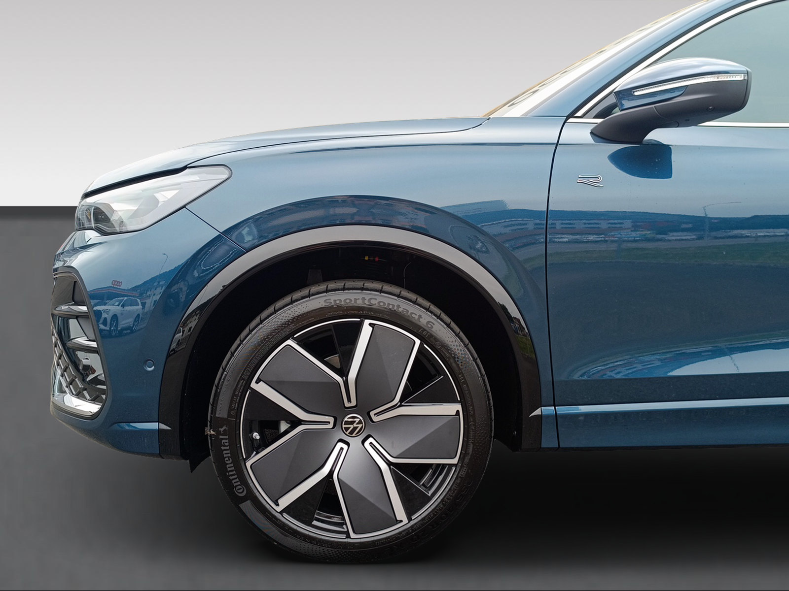 VW Tiguan R-Line Plus 2.0TSI 265PS 4Motion-image-2
