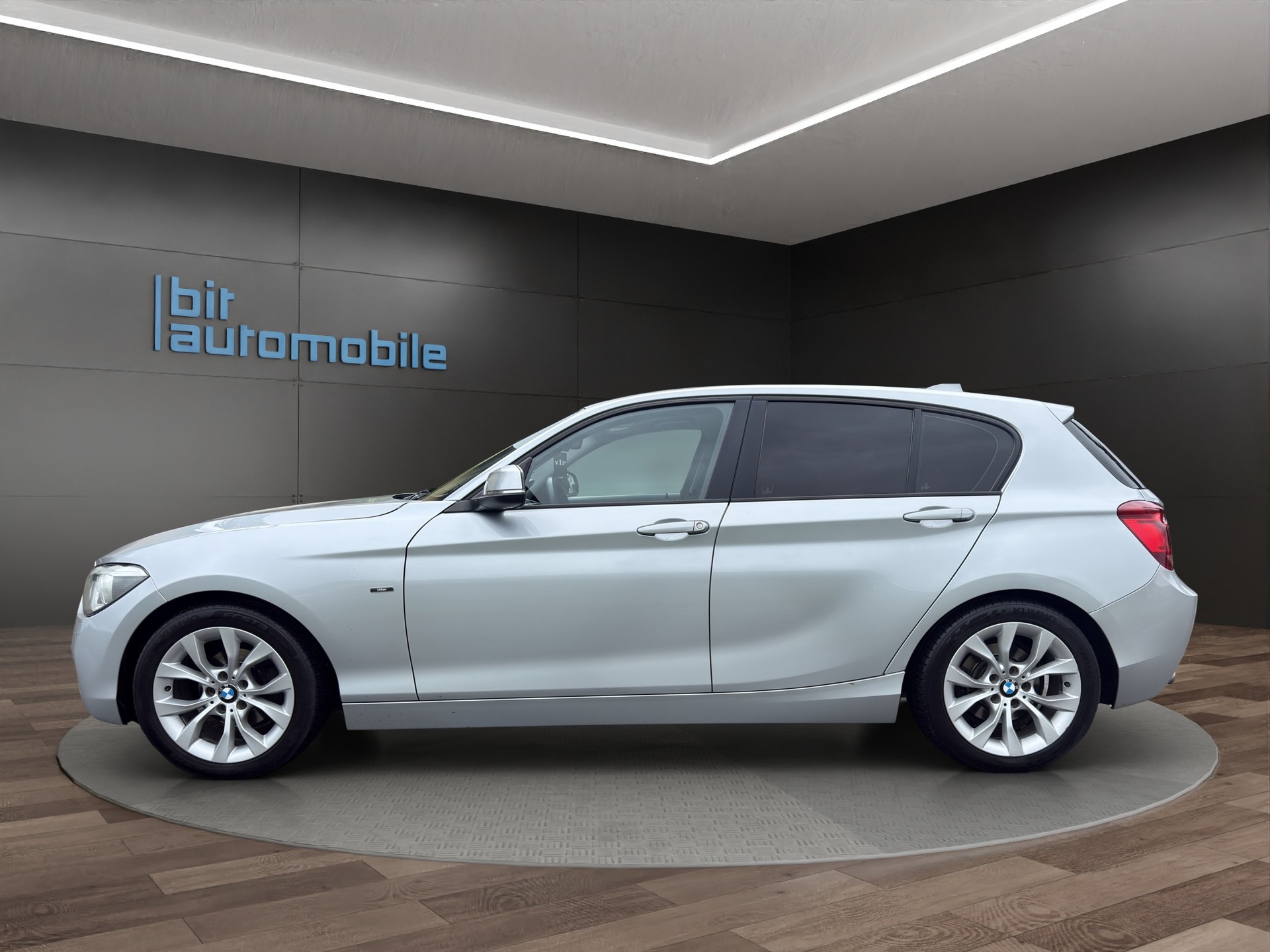 BMW 118i Urban Line Steptronic-image-2