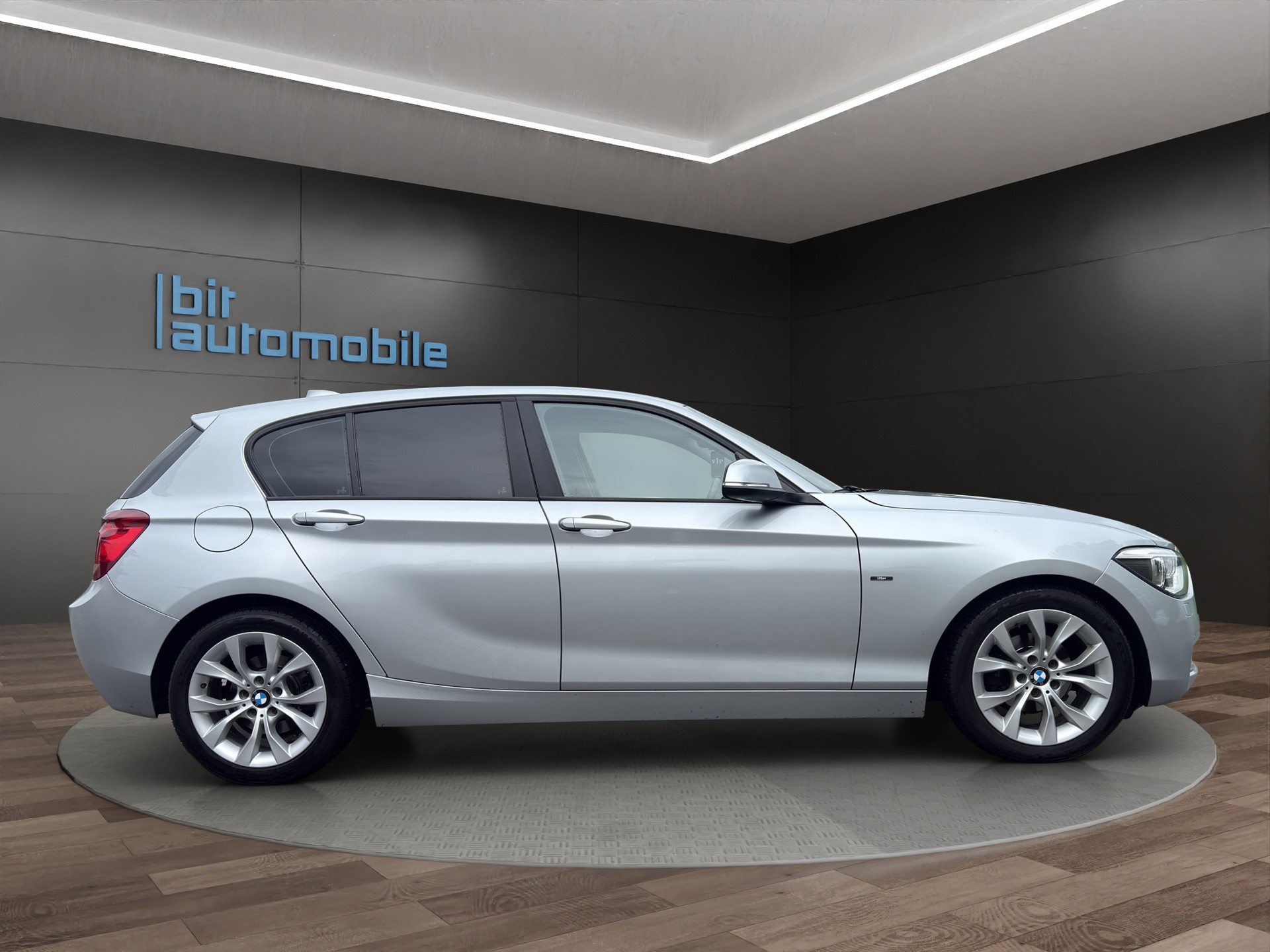 BMW 118i Urban Line Steptronic-image-8