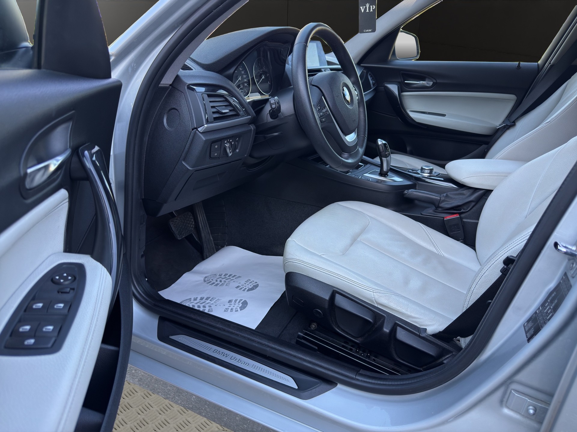 BMW 118i Urban Line Steptronic-image-11
