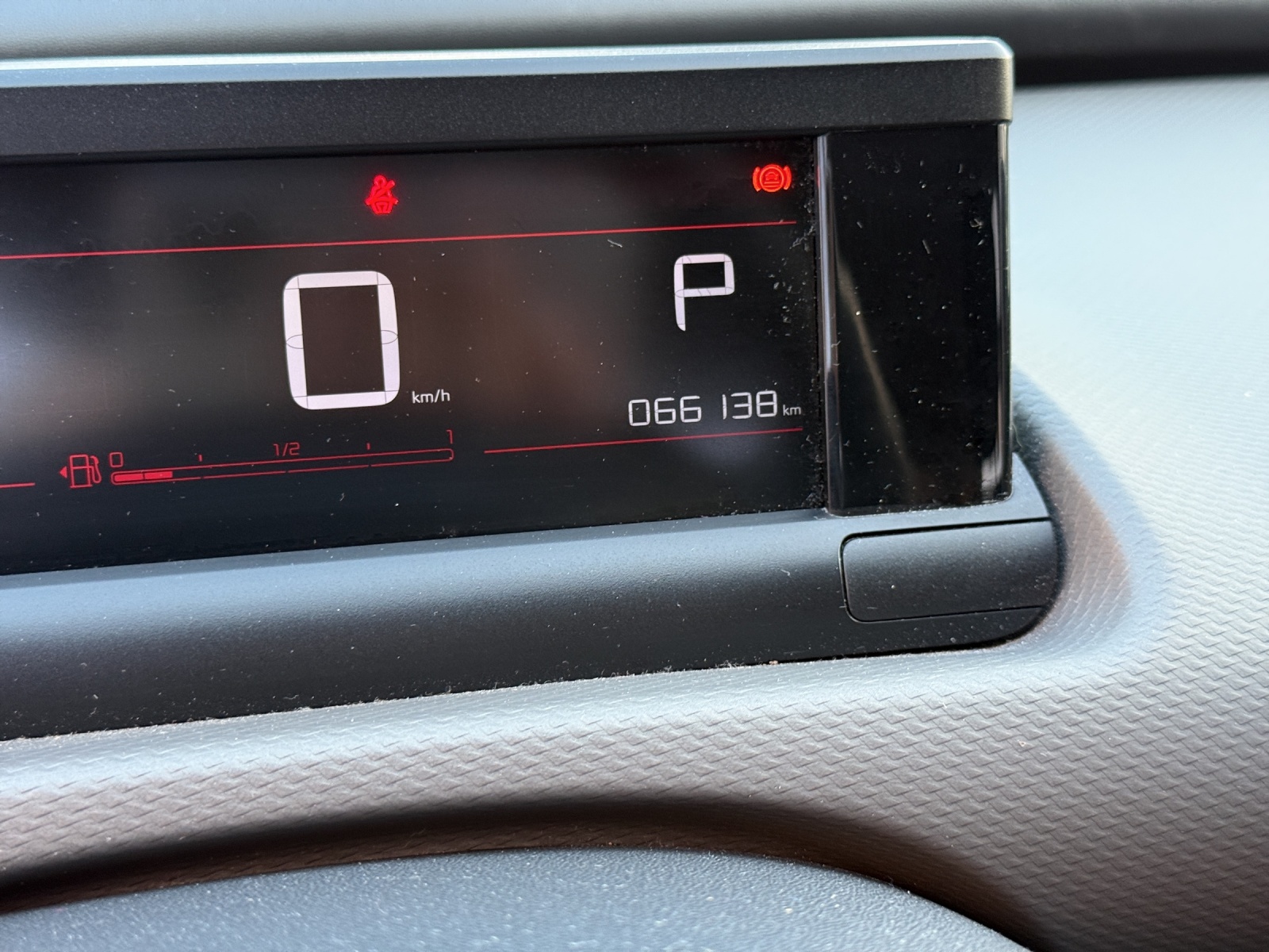 CITROEN C4 Cactus 1.2 Pure Tech Shine EAT6-image-10