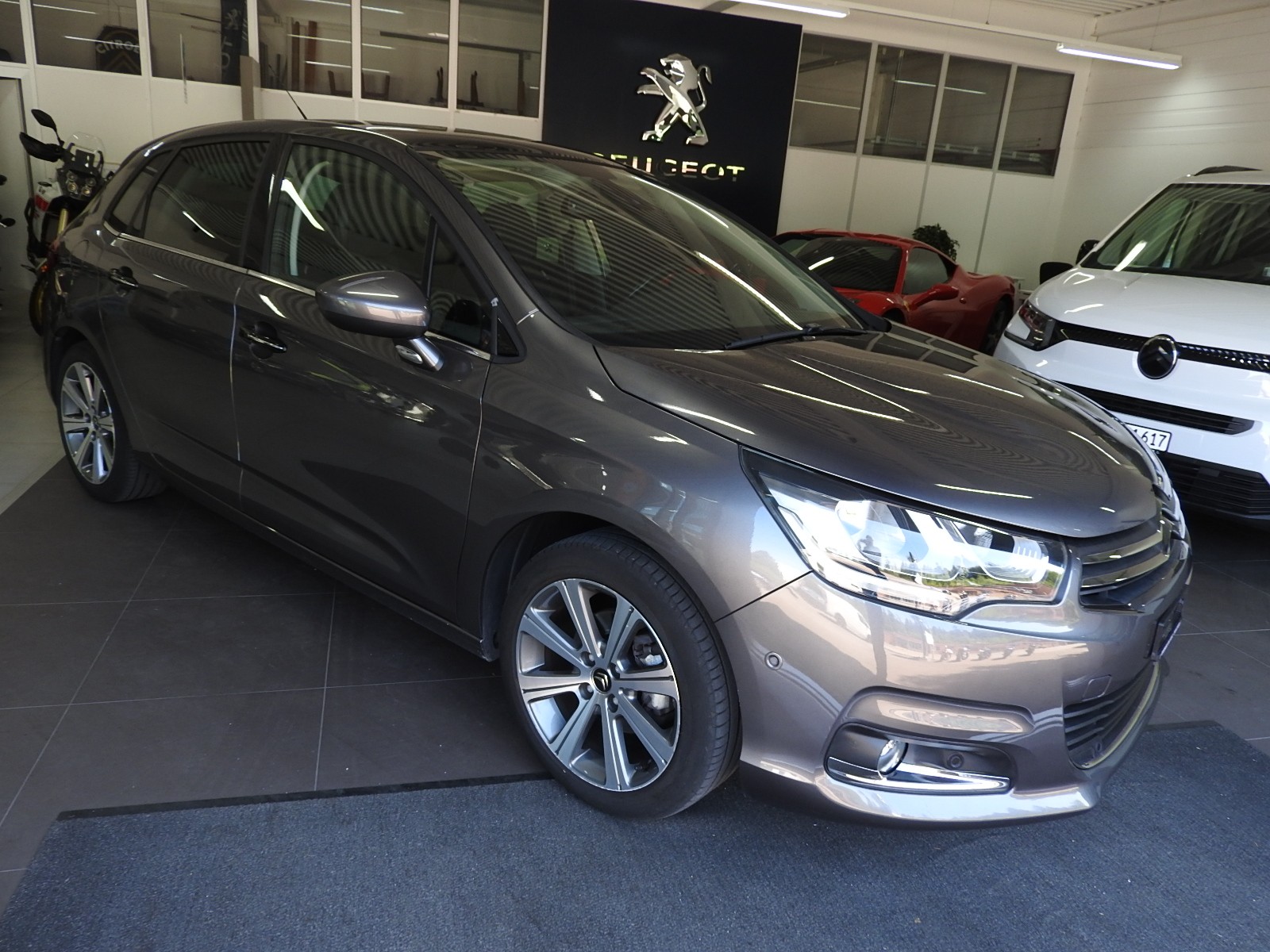 CITROEN C4 1.2 turbo 130 cv Shine Automatic-image-1