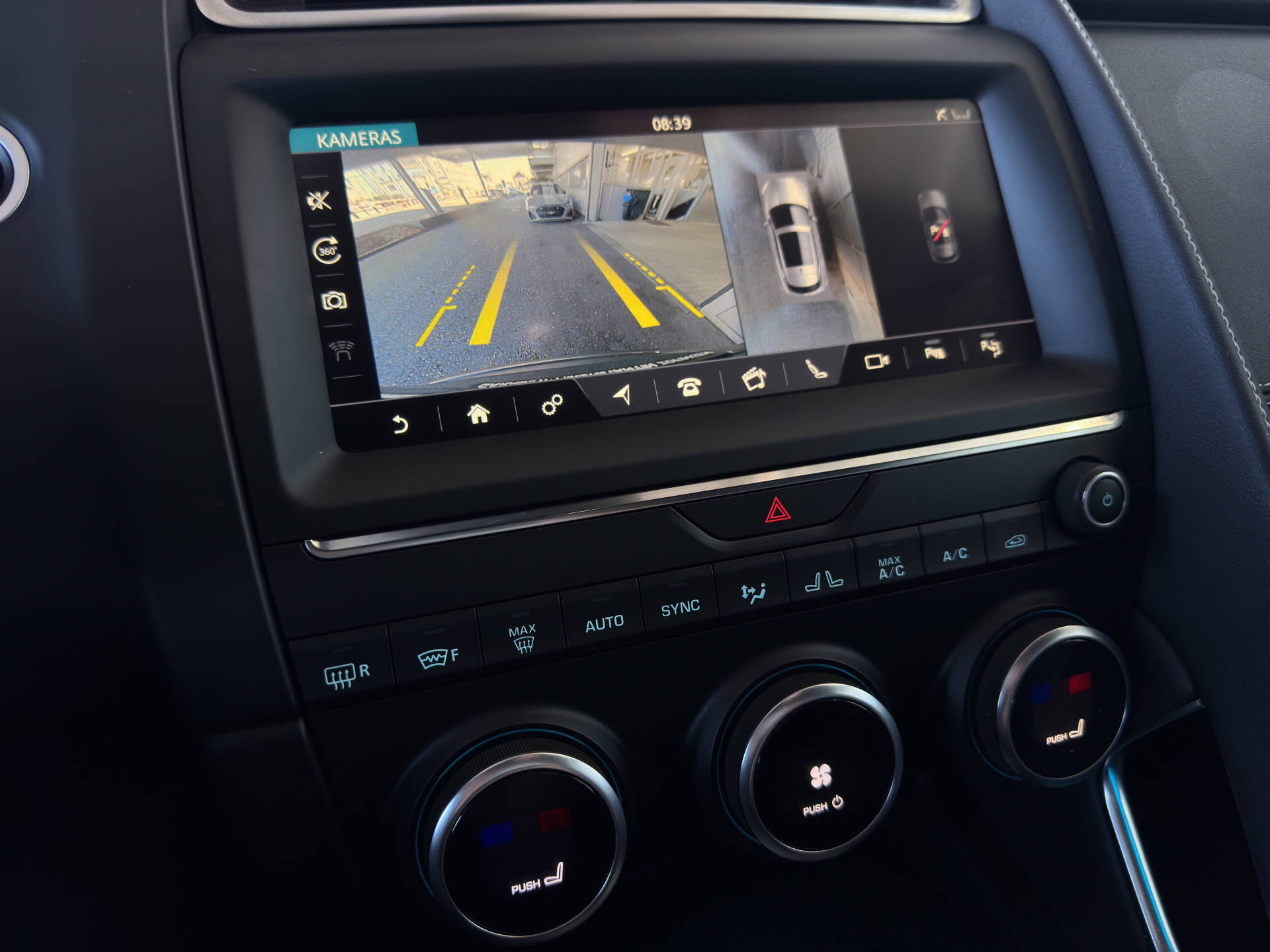 JAGUAR E-Pace 2.0 D 240 R-Dynamic HSE AWD-image-15