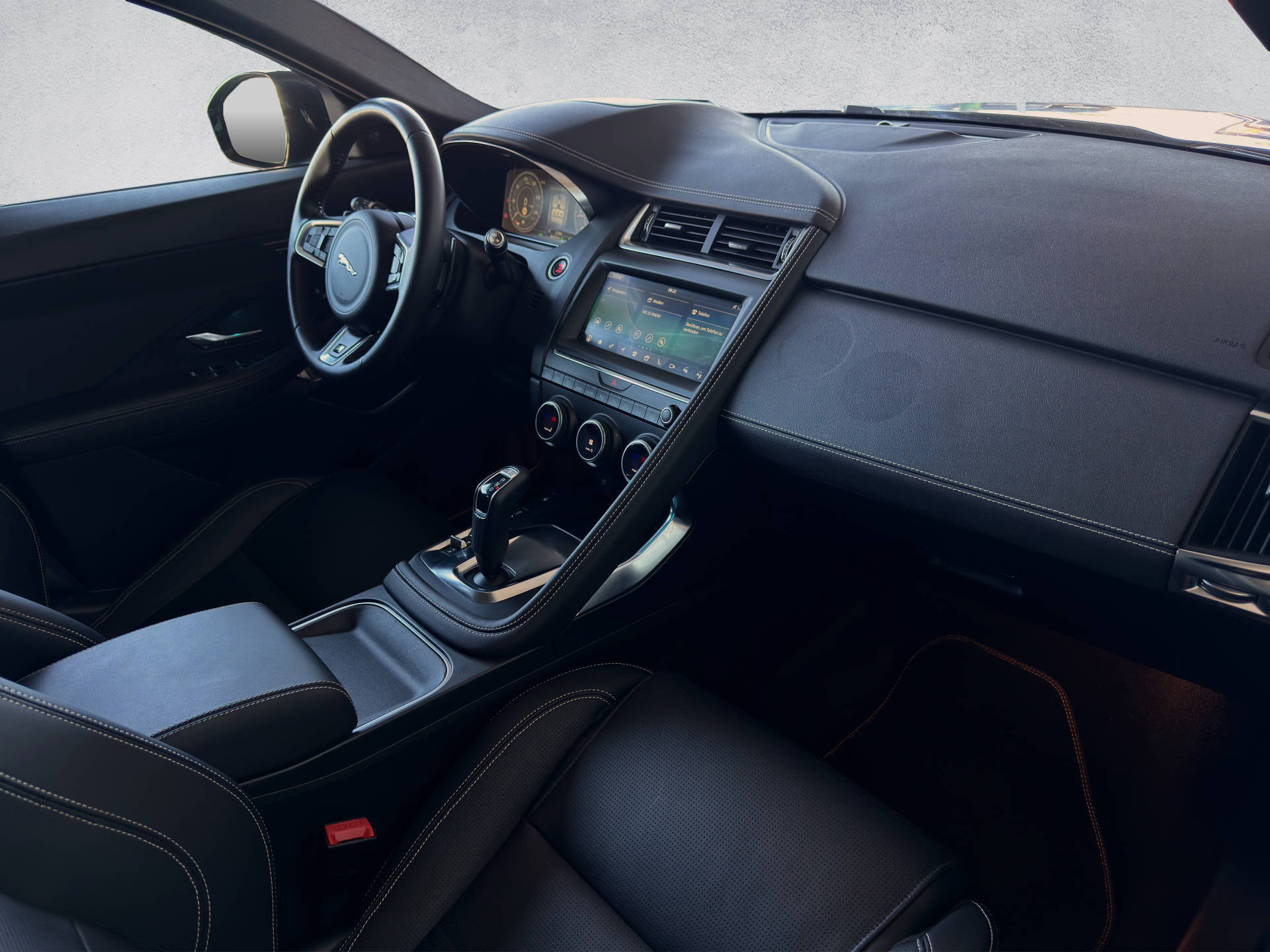 JAGUAR E-Pace 2.0 D 240 R-Dynamic HSE AWD-image-14
