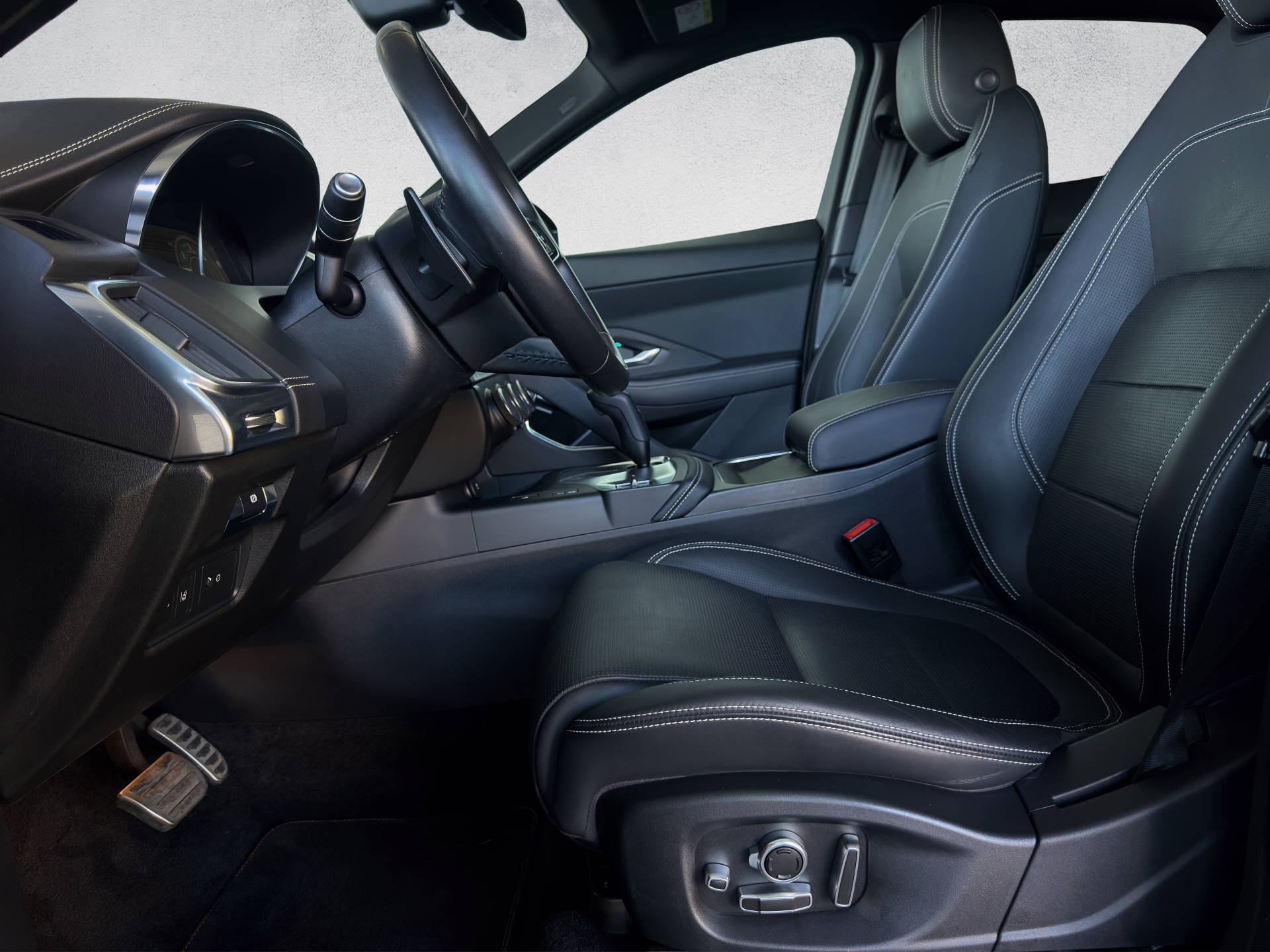 JAGUAR E-Pace 2.0 D 240 R-Dynamic HSE AWD-image-9