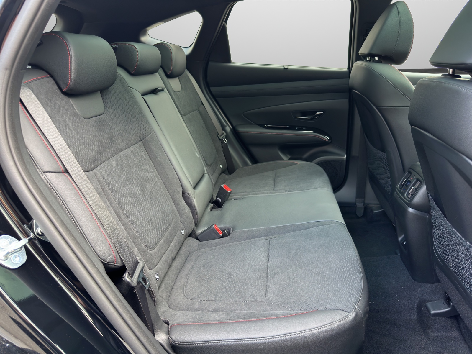 HYUNDAI Tucson 1.6 T-GDi HEV N-Line Sunroof 4WD MY27-image-12