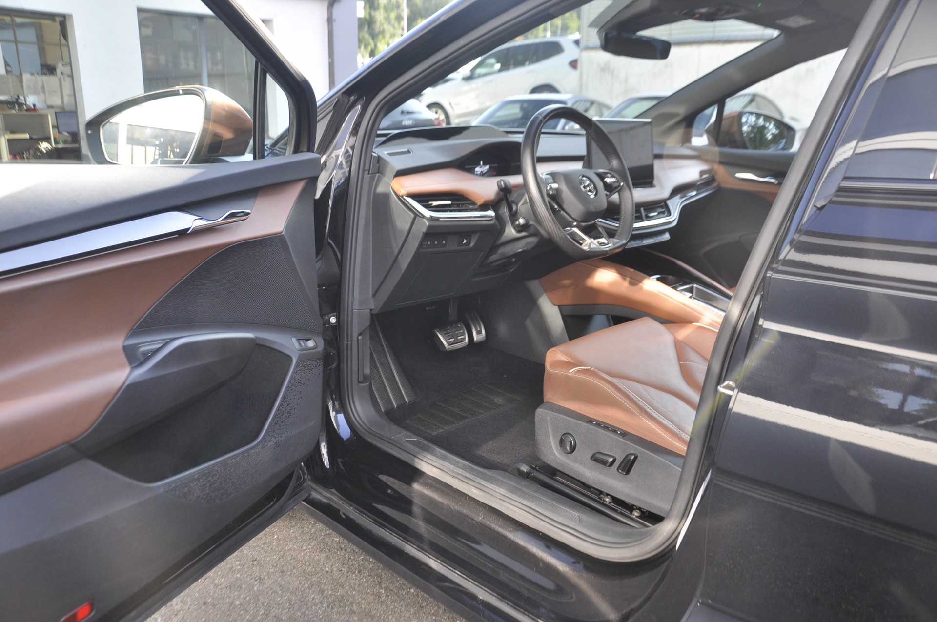 SKODA Enyaq iV 80x Founders Edition I Anhängerkupplung-image-3