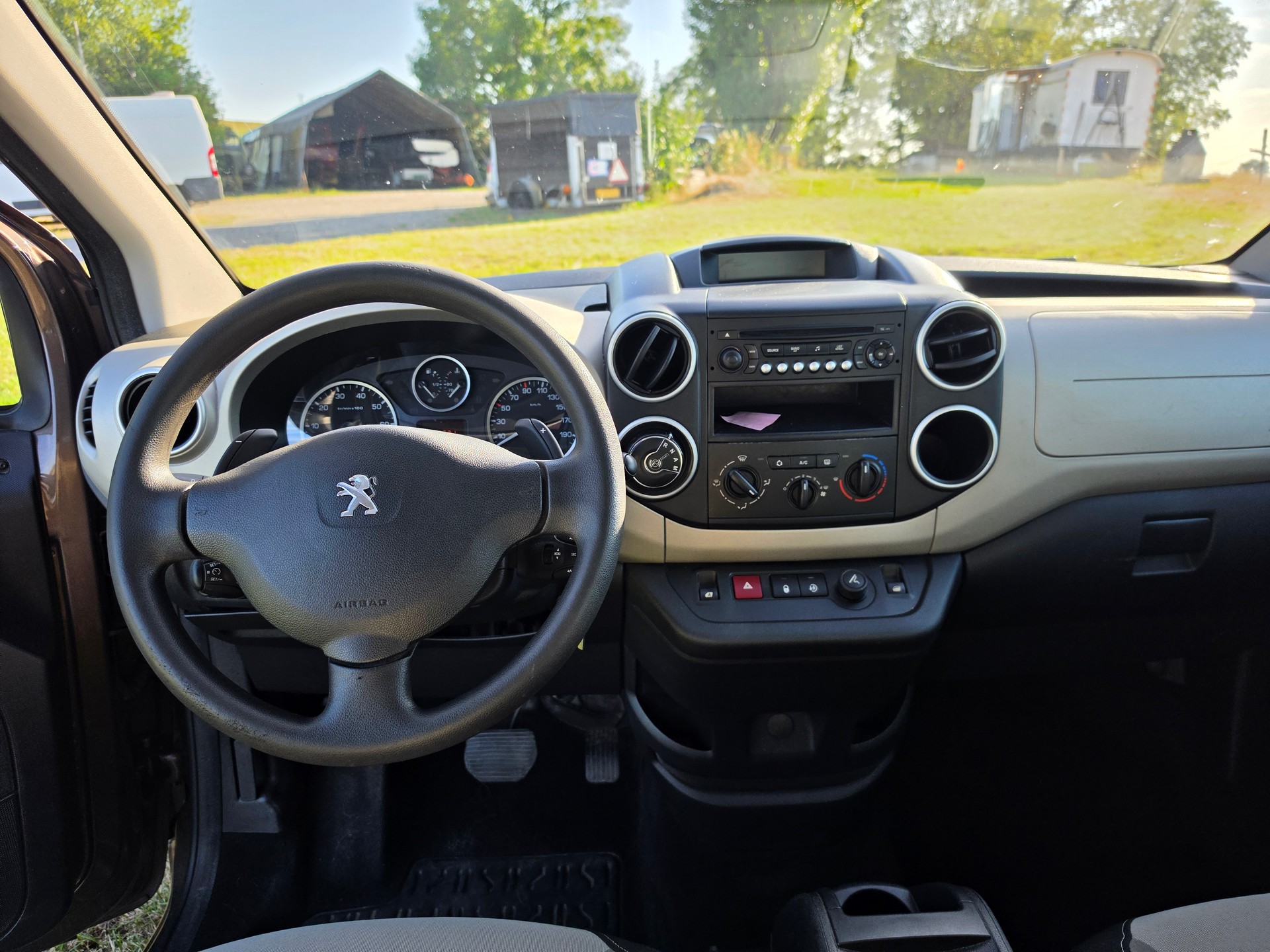 PEUGEOT Partner 1.6 e-HDI Active EGS6-image-5