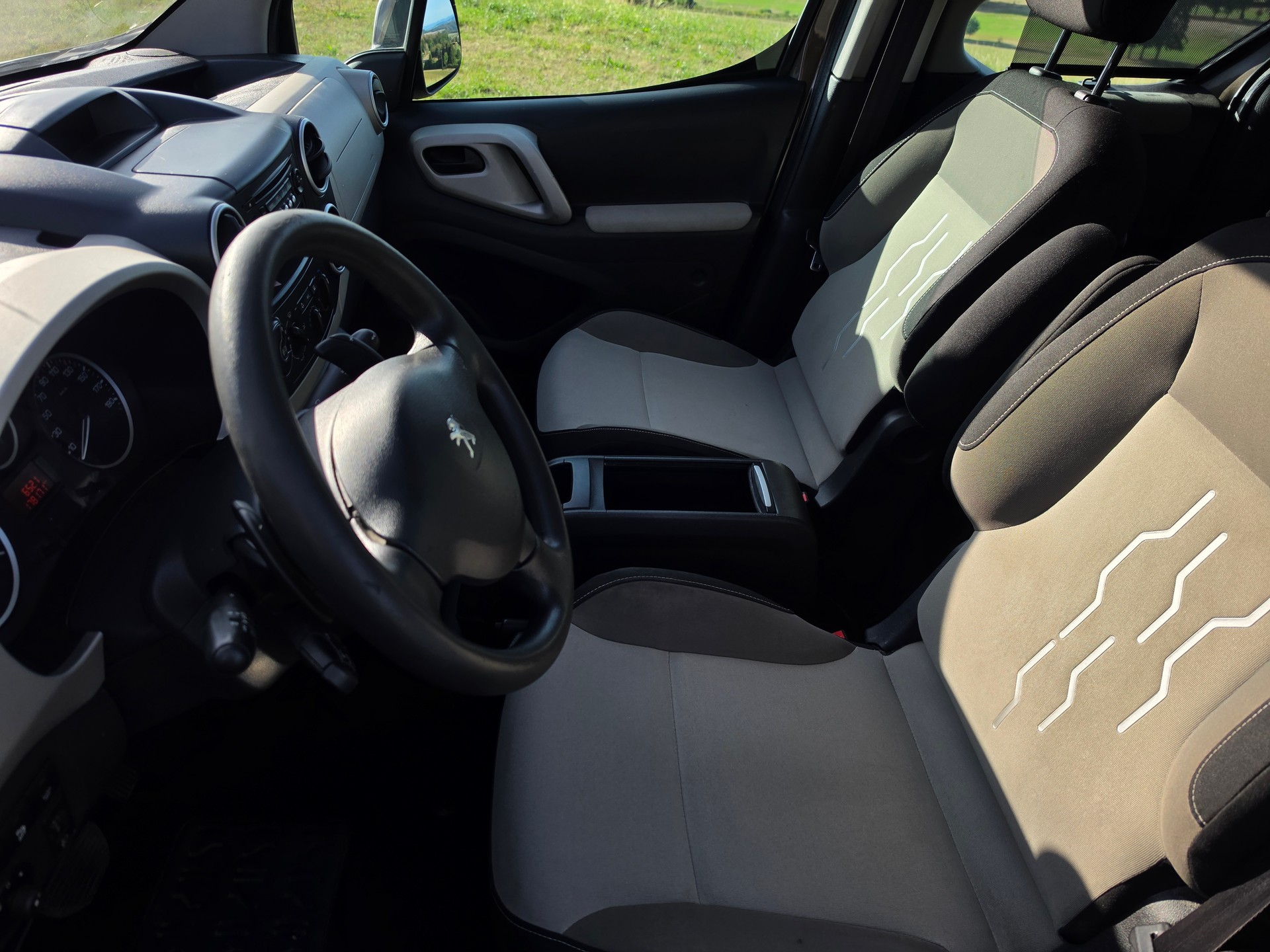 PEUGEOT Partner 1.6 e-HDI Active EGS6-image-4