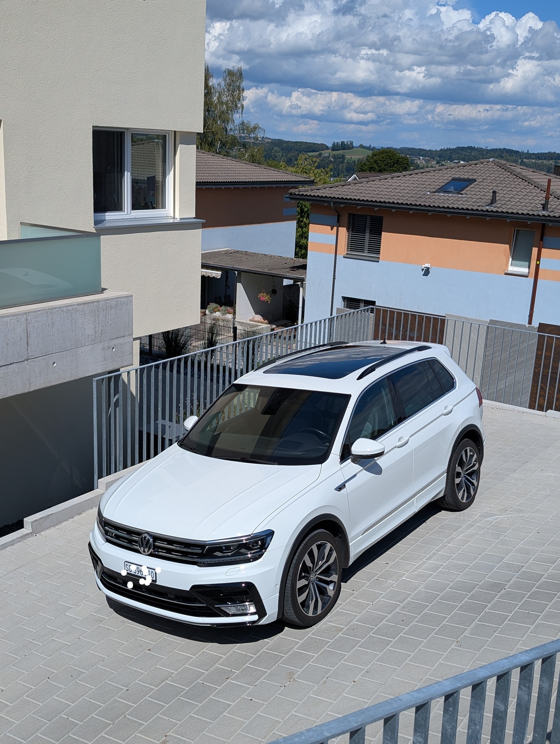 VW 2.0 TSI Highline 4Motion DSG R-Line-image-1