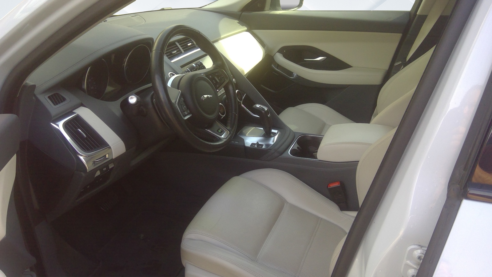 JAGUAR E-Pace 2.0 P250 R-Dynamic SE AWD Automatik-image-10