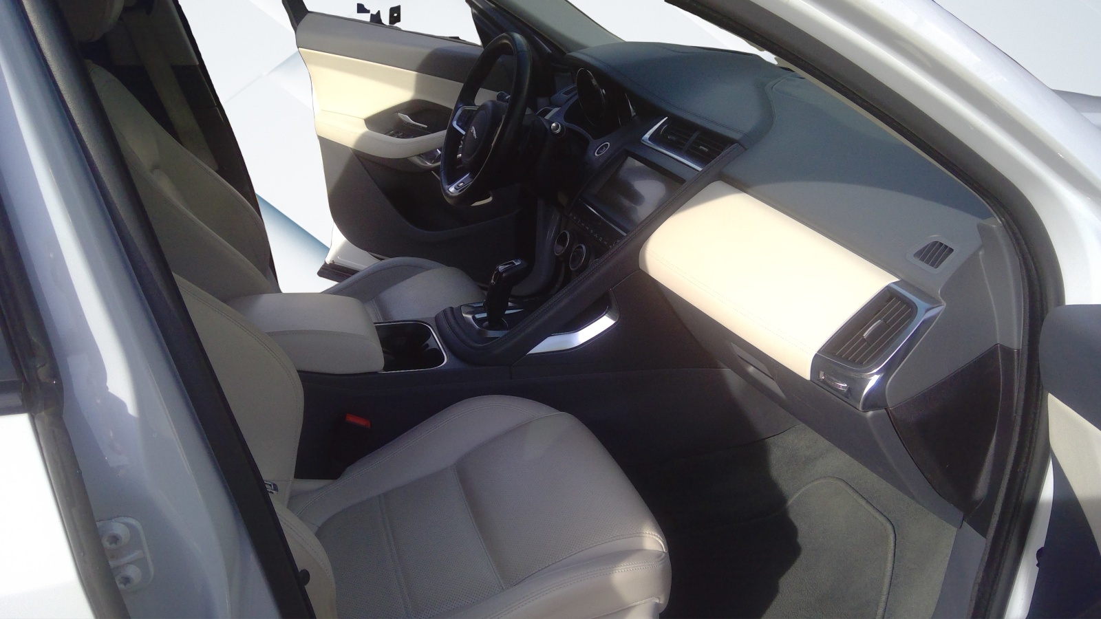 JAGUAR E-Pace 2.0 P250 R-Dynamic SE AWD Automatik-image-4