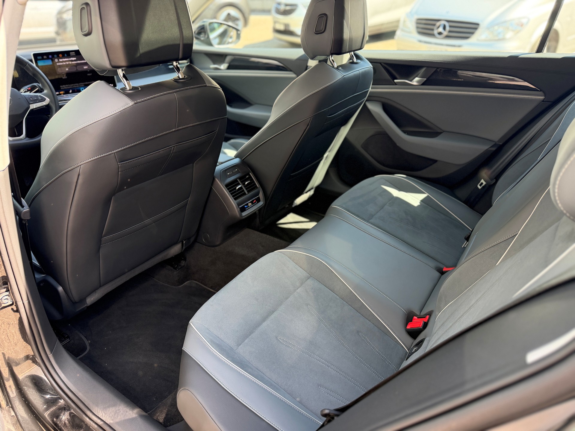 VW Passat Variant 2.0 TDI evo Business DSG-image-11
